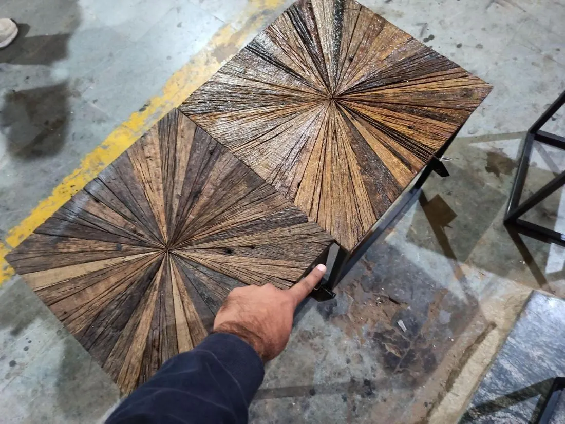 Major defect: colour variation between reclaimed-wood nesting table tops
