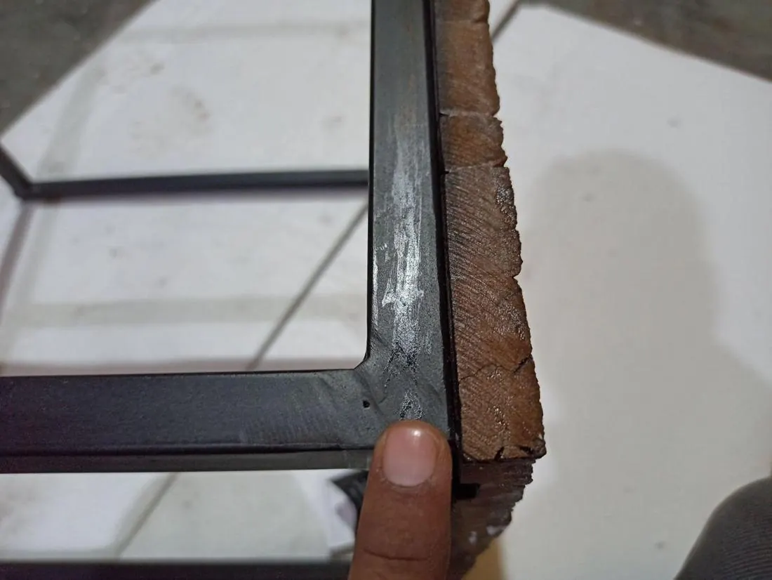 Major defect: poor finish and scratches on the iron frame of a nesting table
